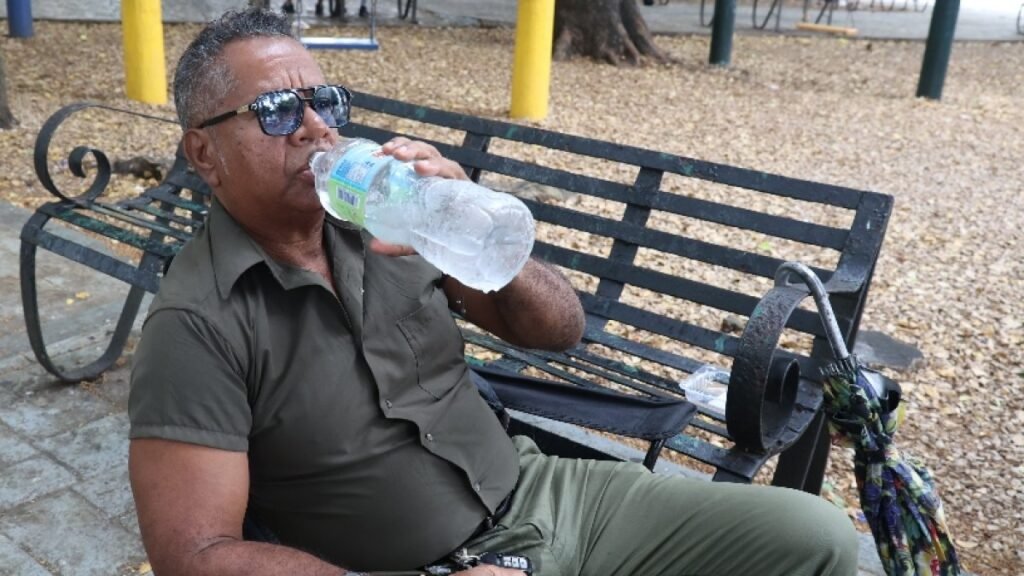 El calor empuja a capitaleños a los parques y expone el costo cotidiano de una ciudad que no da tregua