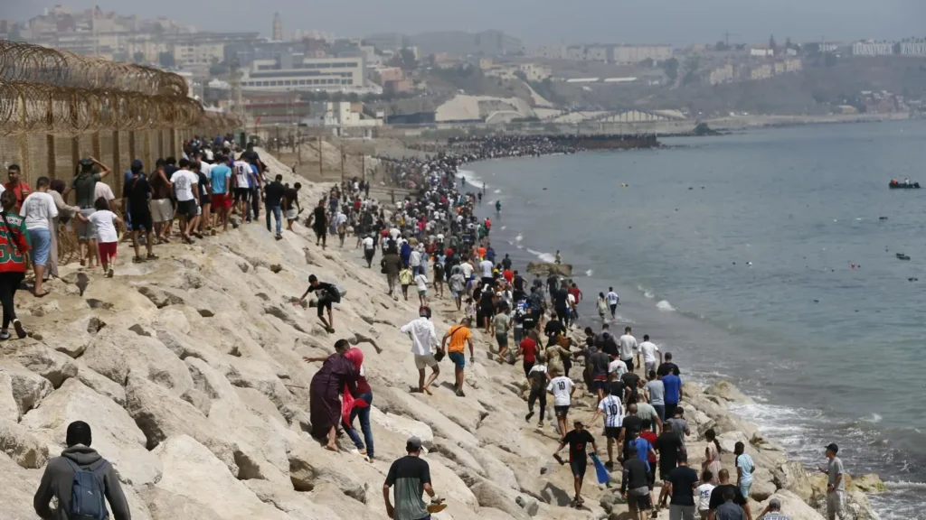 ONG marroquíes culpan a Rabat por el estallido migratorio hacia Ceuta