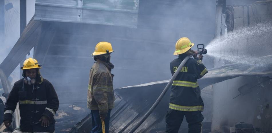 Incendio arrasa plaza Oasis en La Victoria y deja bajo escrutinio la respuesta de emergencia