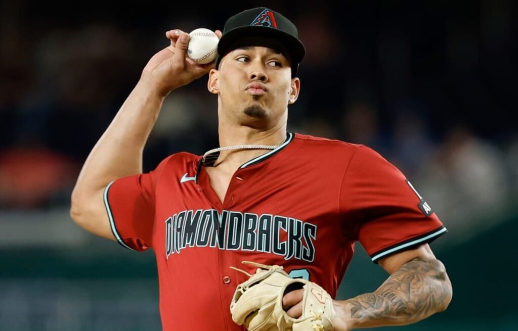 Martínez vuelve a lanzar con rectas de 100 mph, pero el comando sigue en revisión para Arizona