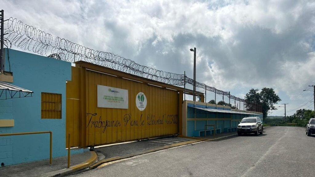 Hallazgo de drogas y celulares en cárcel de Moca expone fallas de control y termina en motín