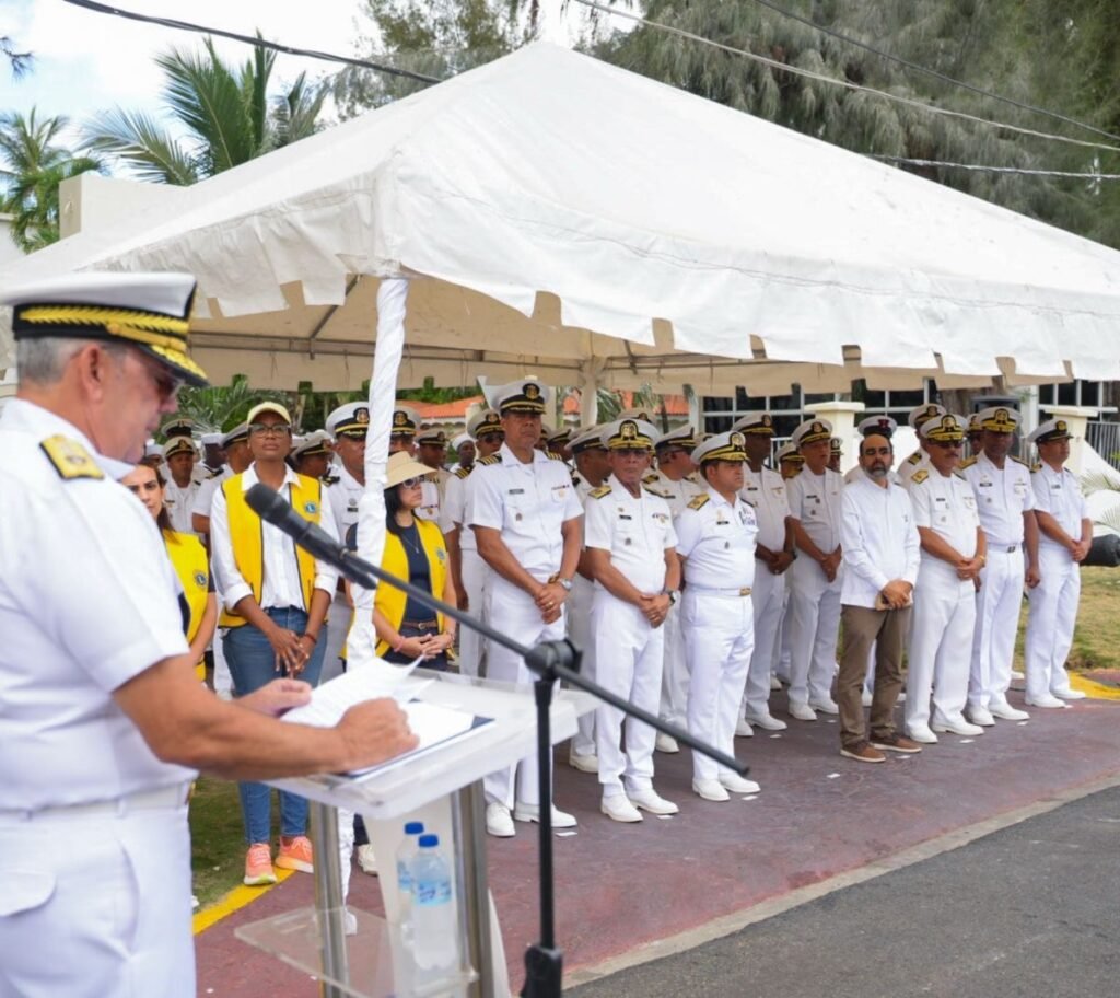 Ayuda a Colombia sale en buque militar mientras el Gobierno capitaliza una operación sostenida por donaciones