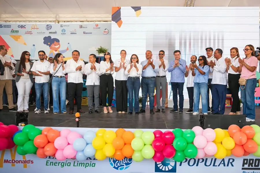 Mejía presenta 24 mil kits escolares tras reunir 16.5 millones de botellitas en jornada ambiental
