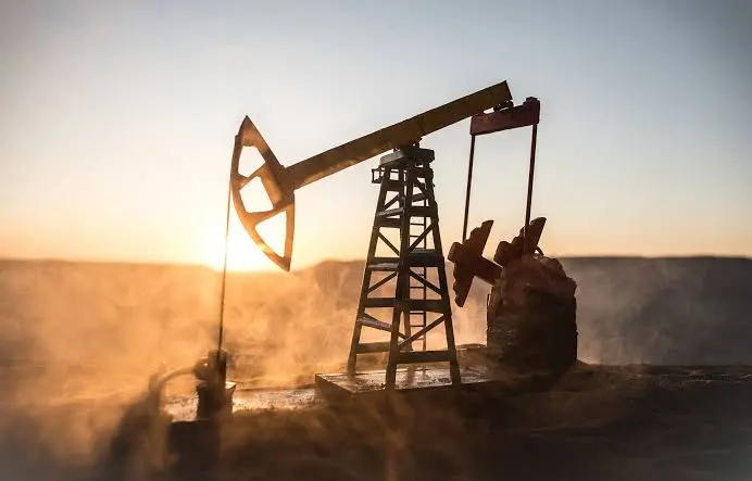 El WTI se desploma un 5,7 % mientras Ormuz sigue pendiente de un acuerdo entre Washington y Teherán