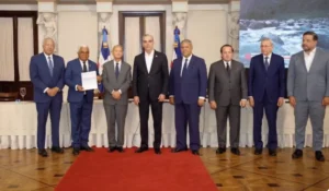 Abinader entrega títulos en parques nacionales y admite rezago legal en terrenos protegidos