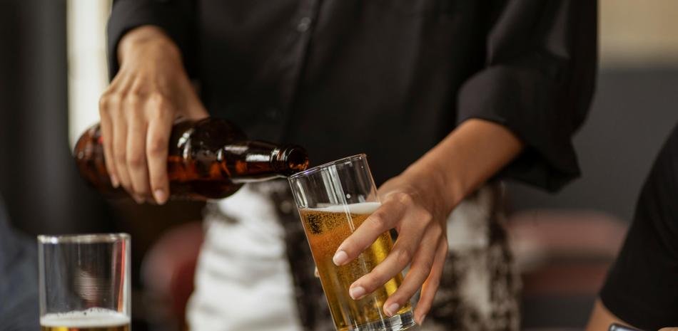 Diputado del PRM impulsa tope al alcohol y abre otro frente de control con multas de hasta 300 mil pesos