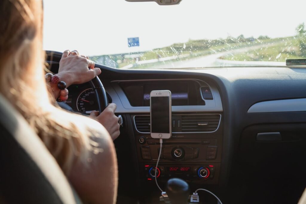 Brecha de movilidad en la frontera: mujeres concentran solo 24.6% de los vehículos, según Hacienda