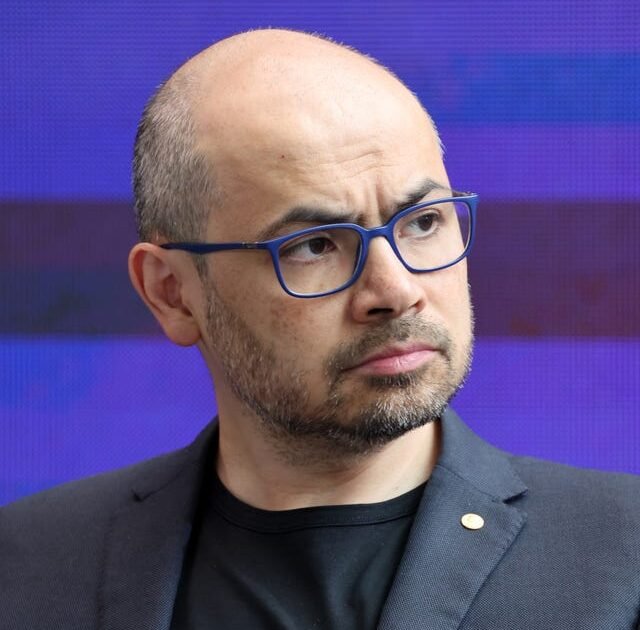 Google mueve su cúpula de IA y concentra más poder en Demis Hassabis