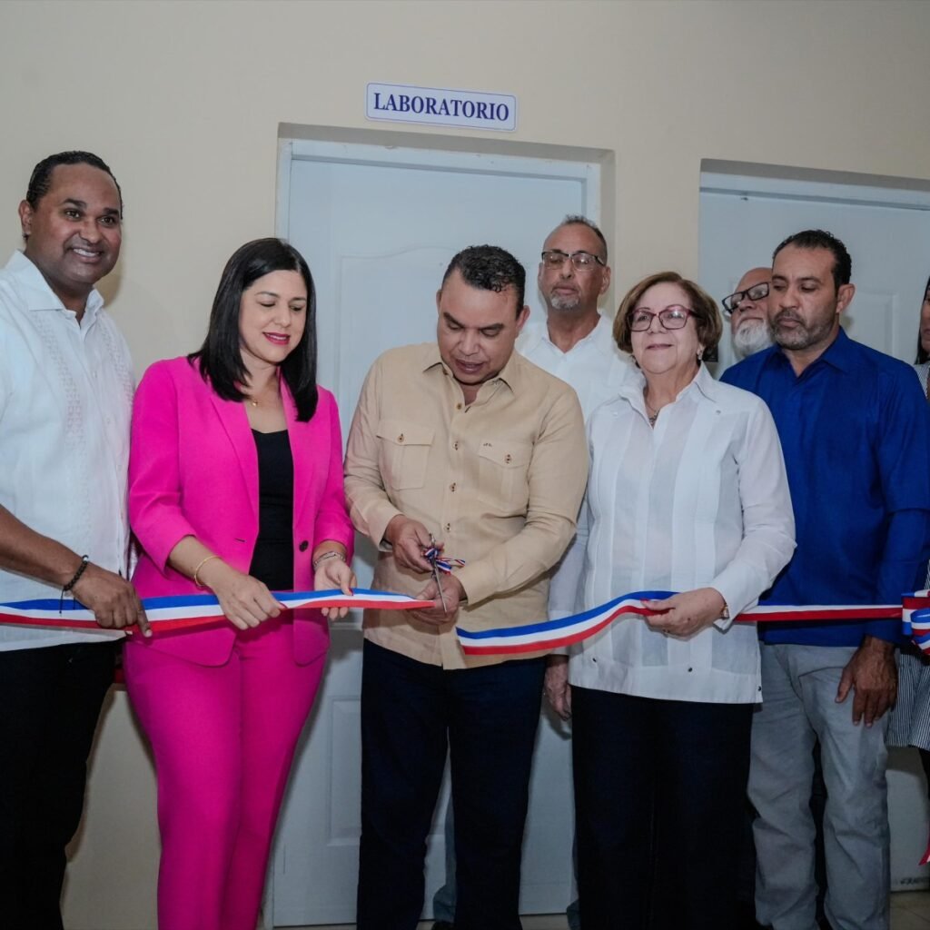 SNS habilita laboratorios en Salcedo y San Francisco de Macorís mientras persisten tareas básicas pendientes en atención primaria