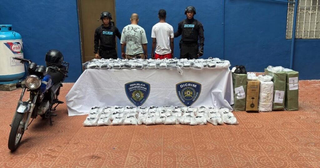 Dos detenidos, cuatro prófugos y 85 pares de tenis recuperados en robo a almacén del Distrito Nacional