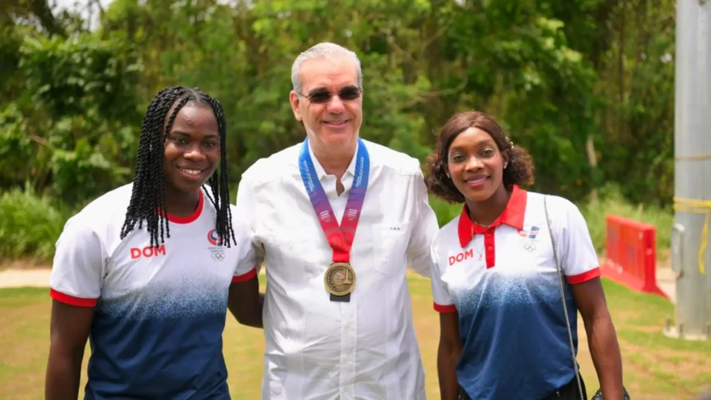 Abinader recibe homenaje por los Juegos 2026 y reabre el foco sobre el uso político del éxito deportivo