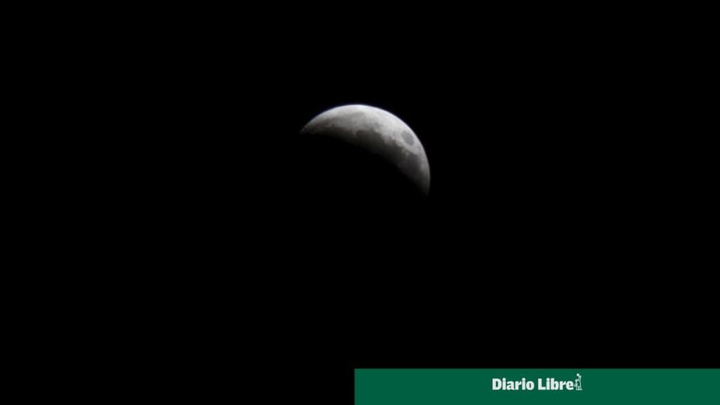 La Luna parcial se dejó ver en Santo Domingo y otras zonas en una noche marcada por la observación ciudadana