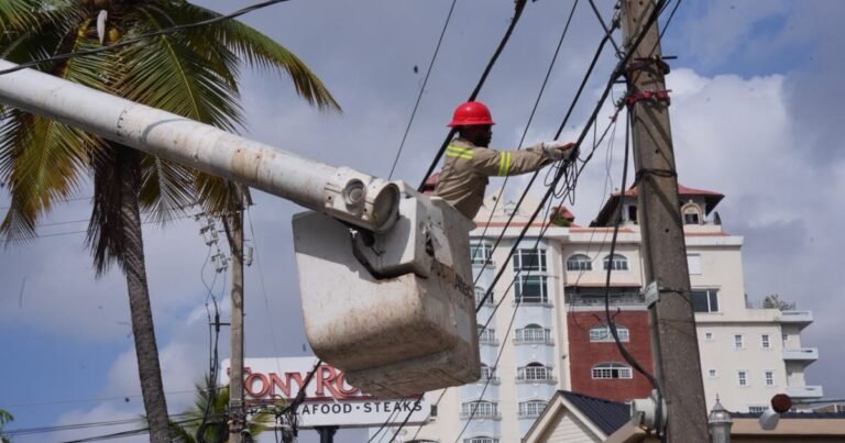 Retiran 300 kilómetros de cableado tras años de desorden urbano en Santo Domingo