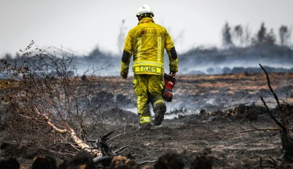 El gran incendio de Hautes Fagnes mantiene en alerta a Bélgica pese al control parcial