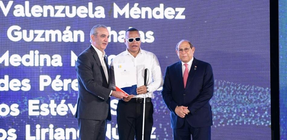 Abinader pone en marcha 1,500 becas y ‘Excelencia Sin Barreras’ en la UASD