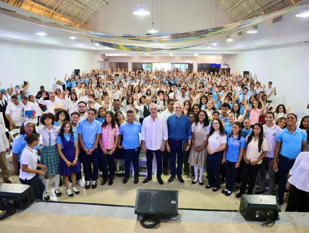 Abinader promete beca del ITLA y laptop a 326 estudiantes en La Vega