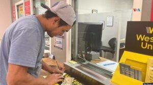 Remesas baten récord en América Latina mientras crece la presión social que los gobiernos no han resuelto
