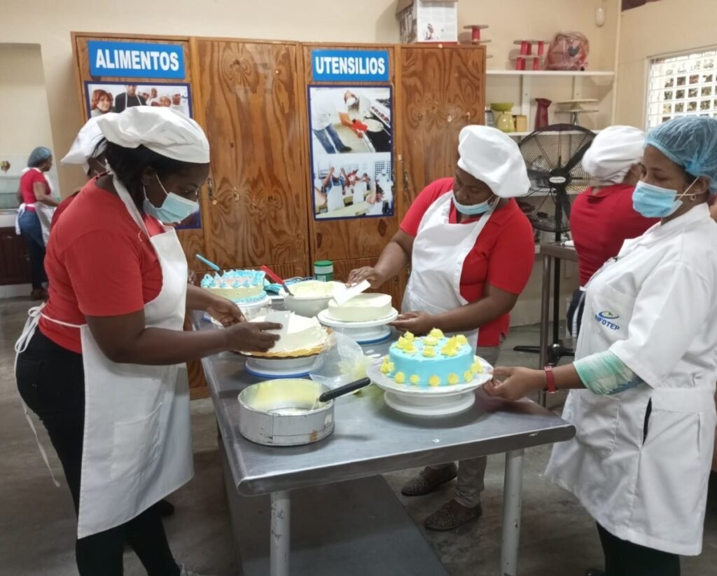 Centro de capacitación denuncia cierre parcial y falta de respuesta del Gobierno ante aulas sin uso en Santo Domingo Este