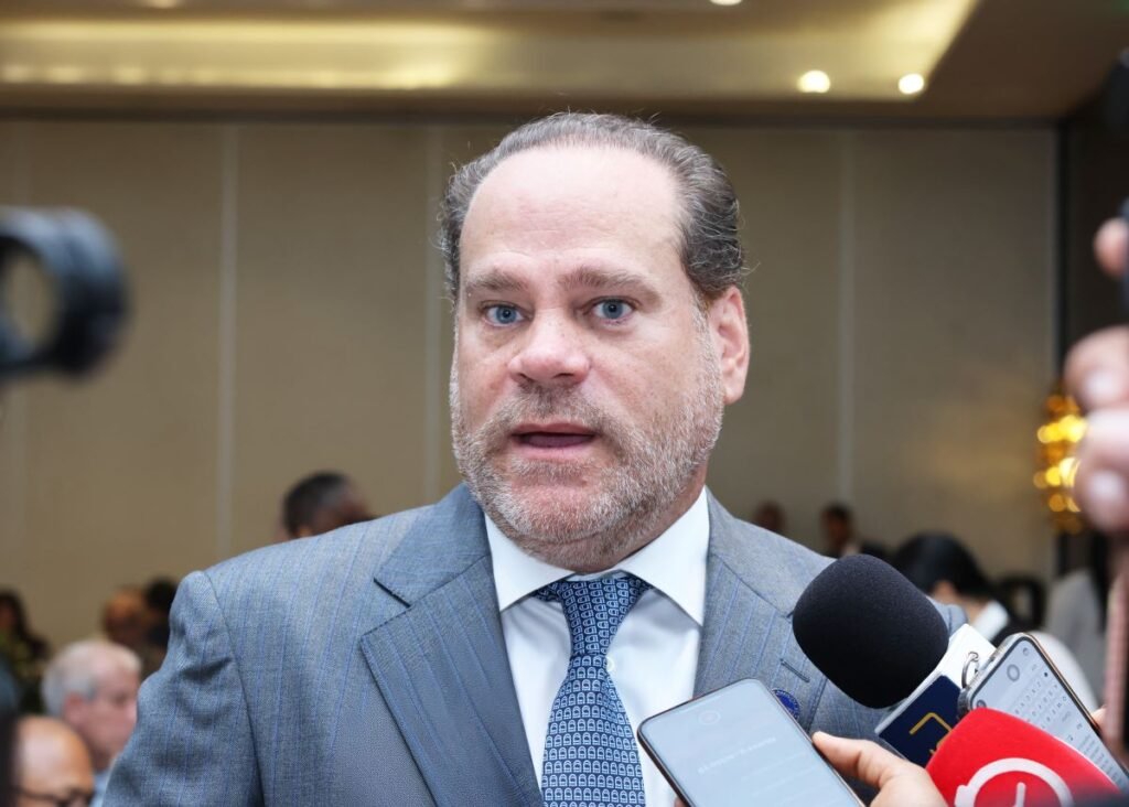 UNE advierte por la incertidumbre económica y reclama que no se cargue más a quienes cumplen