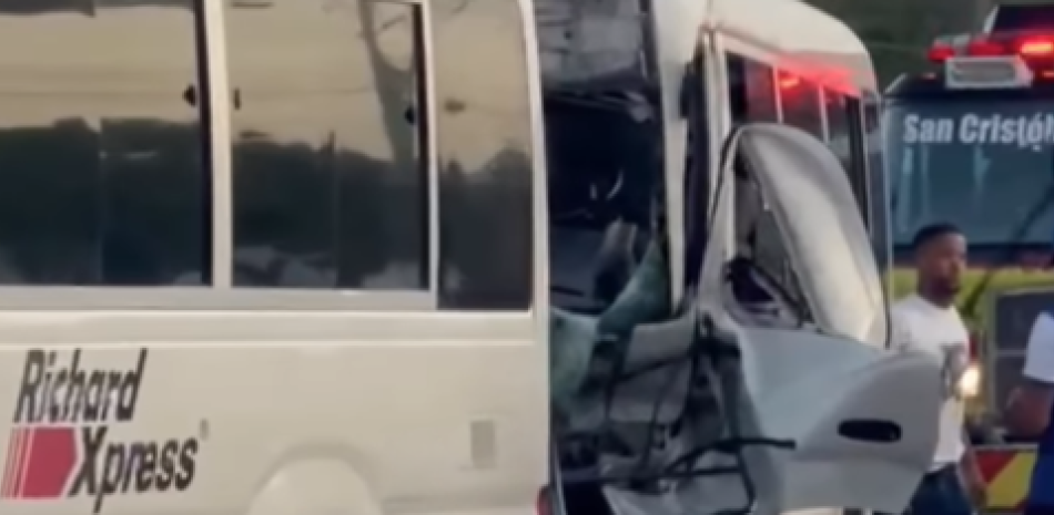 Dos autobuses de Richard Express chocan en la 6 de Noviembre y paralizan el tránsito en San Cristóbal