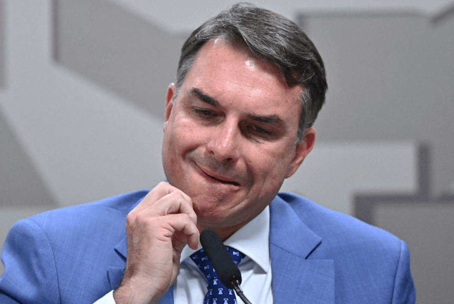 Desclasificación del Supremo expone pesquisa por corrupción contra Flávio Bolsonaro en plena recta final electoral