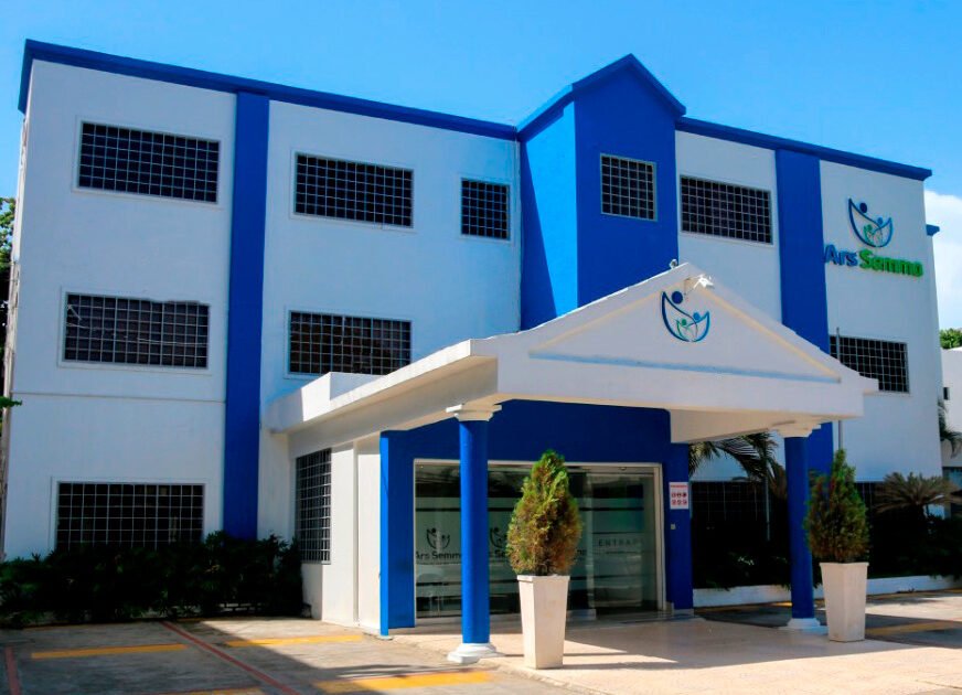 ARS SEMMA admite tope de cobertura tras RD$1.62 millones y abre debate sobre continuidad de atención a maestra