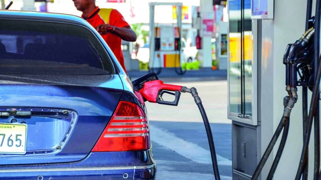 El petróleo vuelve a superar los US$100 y estrecha el margen fiscal dominicano