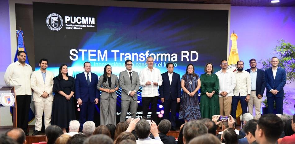 PUCMM estrena su primer microchip universitario y Abinader lo enlaza a la agenda nacional de semiconductores